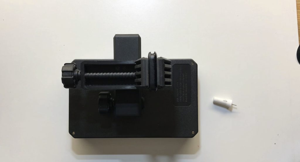 Reparación batería Xiaomi Mi Band, sellado y fijado mediante mordaza 
