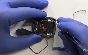 cambiar batería Apple watch, limpiamos los restos de adhesivo 